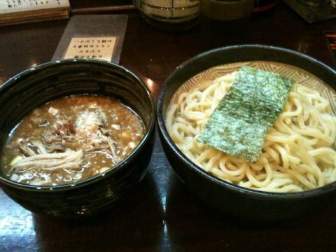 おいしいと評判の日本橋の「もといし」に行きました。自分で決めた平日の週1日限定の炭水化物摂取枠を使いました。
見た目はすごくおいしそうだし、実際おいしいのかもしれないが、つけ麺のドロドロスープと、極太麺は自分には合わなかったのか、結局半分ほど残してしまった。
週一の楽しみなのに、非常に残念。