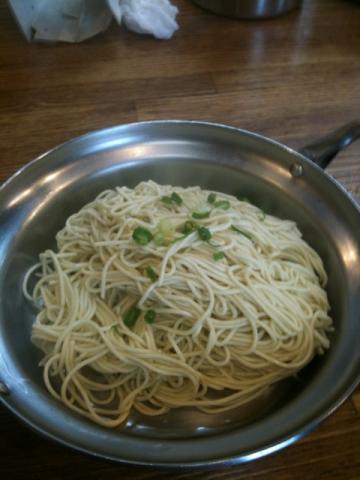 替え玉は「ばりかた」の上に「生」があったので思い切って頼んでみた。生麺をちょっとだけ湯にくぐらせただけのそれは、確かに固かったが、細いのでスープ実に良くスープに絡み、歯ごたえ良く、麺自体に味がありとてもおいしかった。後半は高菜、ゴマ、ニンニク、おなじみ紅しょうがを徐々に加えて味を変えて楽しみました。
久しぶりに満足できた、平日週一回限定の炭水化物取得でした。