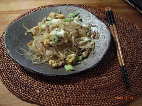 低炭水化物朝食。女房が工夫してくれてます。最近開発してくれた豚肉卵こんにゃく麺。朝からおいしいのだ。次項に昼食。