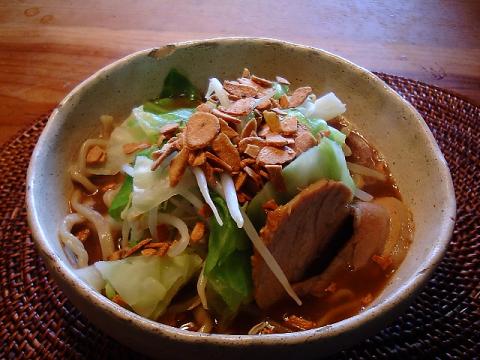埼玉の「ジャンクガレッジ」というラーメン屋の「お取り寄せ」。スープもそのまま冷凍されて届けられるので、お店と同じ味とのこと。チャーシューまでオリジナル。キャベツともやしだけは自分でトッピング。
太麺と乳化したトンコツスープ、ニンニク、たまりません。
最近「二郎系」にはまっておりますが、来週月曜から1ヶ月間は週末のお楽しみの炭水化物も封印します。