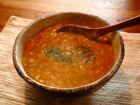 今週から週末のラーメンも封印して減量に注力しています。
カレー味のリゾットなのですが、実はカップヌードルライトのカレー味の麺を食べてしまってから、残りのスープと、「マンナンヒカリ(蒟蒻)」を半分混ぜ込んだご飯を鍋で炊き込んでおじやにしたものです。味がちょっと薄いので、自然塩や調味料、チーズを若干追加しています。
これでカレーヌードルと、カレー味のリゾットと2度おいしいのですがカロリーはカップヌードルライトの198キロカロリーと、マンナンヒカリ入りご飯約一膳分130キロカロリーの、合計328キロカロリーしかありません。
簡単なので妻も、手間が少ないと喜んでいます。
我ながら良いダイエットメニューを開発したとほくそえんでいます。東京マラソンまで毎週これだ。