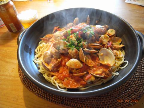 本日の昼食。アサリのトマトソースパスタ。料理が得意な女房のこうしたメニューも自分のダイエットのために3年も食べてなかった。罪作りだった。でもランニングに出会ったことで、週末の2食だけではあるものの復活した。こうして写真まで撮るので女房も張り切る。良かった