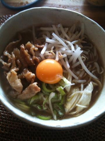 徳島ラーメン「奥屋」のお取り寄せ。東京駅にて購入。見よう見まねで、すき焼き風味付きばら肉と生卵を乗せちょっと本格風に。スープは濃厚、生卵のマイルドさが加わって、これはこれでアリ。