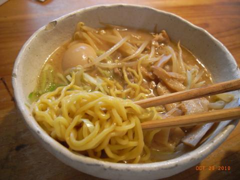 今日の昼は家食でラーメン。第2の故郷の札幌は「純連」風。カンスイが多い、固く黄色い麺。味噌スープはラードで覆われ、湯気が立たず、いつまでも熱い。大分本場の味に近づいてきた。走った後だったので、一瞬でスープまで完食。ああ、しあわせ。
