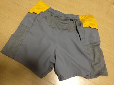なかなか寄れなかった京都のパタゴニアへ今日はがんばって足を伸ばす。欲しかったショーツを購入。お尻と腰の両脇のポケットが便利。色もトラベルイエロー入ってるし、トラベルTシャツと合わせるのが楽しみ。