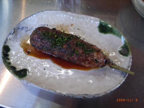 外資系生保を訪問後、会社帰りに思わず寄ってしまった浜松町のもつ焼き屋秋田屋。一人1本限定の「たたき」。こりこりと軟骨がおいしい。
