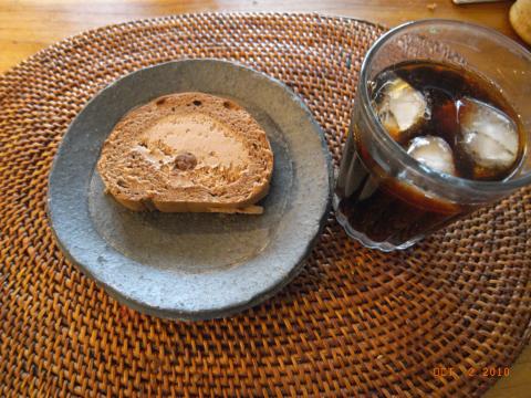 おやつに大丸で昨日買ってきた「モン・シュシュ」(堂島ロールの姉妹店)のチョコロール。
