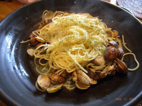 こちらはアサリのパスタ。パックのアサリでは味が出ないので、デパートに入っている、貝専門の業者から購入して冷凍しておくのがミソ。
明日はピザといきたい。