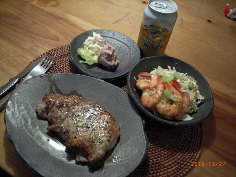 低炭水化物、高脂肪、高蛋白質の食事。豚肉のステーキと海老サラダ、豚レバーペースト、クリームチーズ。
豚肉は肉自体に味があるので牛より好き。(牛肉の高いの食べたこと無いからかも)