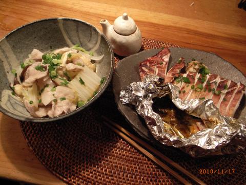 本日も低炭水化物の夕食。左は豚肉と諸野菜をポン酢味で煮たもの。
右はイカの丸焼き。手前はイカのゴロ(スミ)をアルミホイルでくるんで焼いたもの。これを身に付けて食べる。美味。