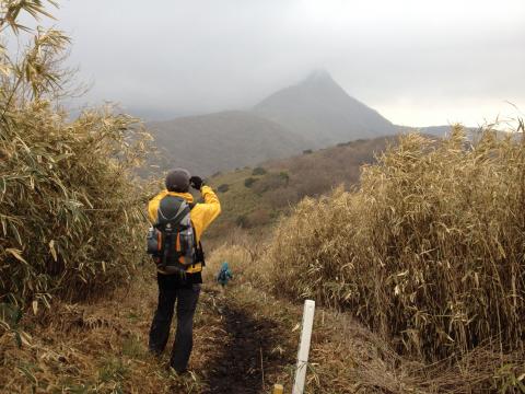 晴れたらもっときれいなのになー。なんでいつもこうなのかなー。金時山を撮る湘南さんの後姿に「あきらめ」の哀愁が漂う。