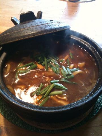 3年ぶりに食べる炭水化物シリーズ。今日の昼はカレーうどん。寒いので体があったまる。鍋で作るのでずっとあったかい。