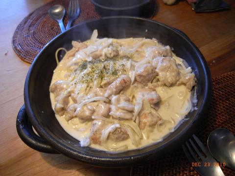 2品目は生クリームと鶏肉のパスタ。玉ねぎがマイルドな味にしてくれる。4人で2皿合計でも麺は400グラムなので、自分は多くても150グラムしか食べなかったと思う。腹八分目。