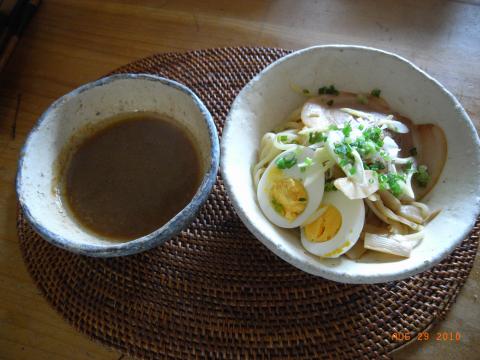 昼は付け麺。これは女房と娘が食したもの、自分はこの倍量食べました。(画像にすると見栄えが良くないのでこっちにしました。)
ラーメンと付け麺の区別が付かなかったけど、ようやくわかったのはスープの濃さが違う。あと麺が冷たいか、あったかいか。
今日は麺が冷たく、スープは熱々。そのコントラストが新鮮。おいしくいただきました。