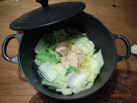 低炭水化物料理はレパートリーが限られてすぐ飽きる。少しずつレシピを増やしていかないときつい。今日はシーチキンのTVCMでやっていた白菜とシーチキンの簡単鍋。白菜を敷き詰めた上にシーチキンを丸ごと乗せ、中の汁も全部入れ、火にかけるだけの鍋。白菜から出る水分に、シーチキンの魚の味が染みた油がうまく混ざって、ポン酢でおいしくいただきました。これだけ簡単だと女房も久しぶりにゆっくり出来たかな?
