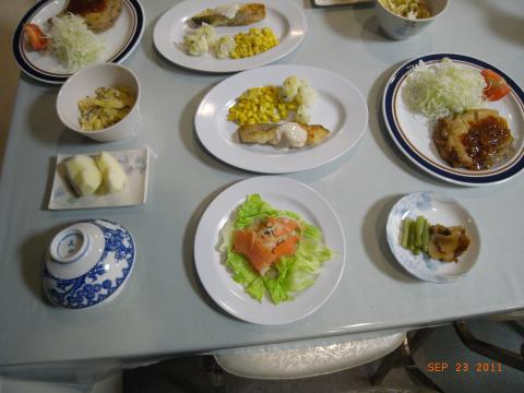 harukaさんが学生時代にバイトしていて、今でも御用達の旅館のディナー。白いご飯を3膳もいただく、レース前ならではの炭水化物ご解禁。ビールは4人で3本だけ、みんな大人で明日のことをちゃんと考えてる。