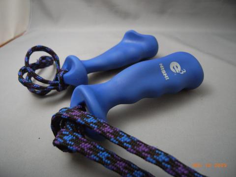 NISHIのグリップ。B&Dで半年ほど前に購入した。ポイント練習以外の短いジョギング時には必ず装着している。これでフォームが良くなるのかどうかは不明だが、無いとなんとなく落ち着かない。握っていると安心感がある。何か握っている方が心身共に安心するのだろうか。