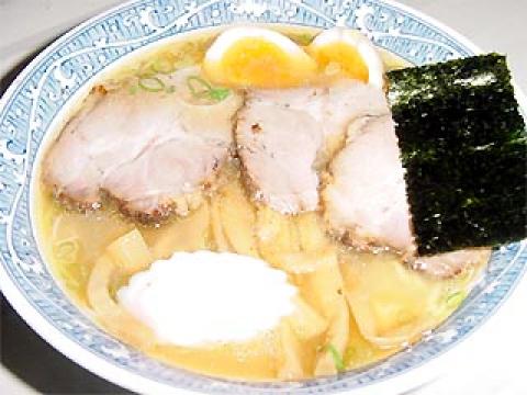 上司と中野のお客様を訪問後、中野の超有名店「青葉」で特製中華を食す。台風接近による雨で、すんなり入れて良かったが、上司いわく、スープがぬるい。売れ筋の店は高回転を狙って良くやる手法とのたまうが、そんなもんだろうか。言われてみれば確かにぬるかったが、十分においしかった。まあ、高回転を狙ってわざと温度を下げているようなことをしているならば、いずれは淘汰されるであろう。お客様第一主義でお願いしたいところだ。