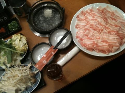週一の昼食しゃぶしゃぶ。給料日であったため、いつもは豚ロース250g、980円なのを今日は豚バラ250g、1280円。(不況下の折り、今のサラリーマンの贅沢はこんなもんか)ご飯は食べ放題だが僕は一切食べない。野菜と飲み物(これも食べ放題)のみ大量に摂る。牛肉より豚肉のほうが味があっておいしいと思うのだが?僕らの年代ではどうしても牛肉=高級=おいしい。というイメージが抜けない。