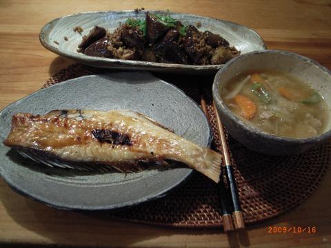 低炭水化物夕食。焼き魚、ナスそぼろ、豚汁。女房に感謝だ。