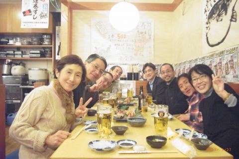 応援お疲れさんでした。きょんこ来るまではハリーさんを囲んで打ち上げ。左側のおっさんたち3人はこれだけが楽しみで参加。