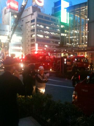 昨日、勤めている会社が入っている、東京駅に隣接するビルの12階で火災があった。テレビのニュースにもなったが、当時自分は33階に居り、宴席接待のためちょうど外出しようと思っていたところだった。火災については館内アナウンスで知り、エレベーターも止まってしまったので、あれよあれよと集まってくる消防車を上から見ていた。
火災はすぐに消火されたのだが、エレベーターは全く復旧する気配が無い。おそらく軽いボヤ程度であってもおびただしい数の消防車が来てしまったため、消防法か何かの定めで、後始末が大変だったのだろう。仕方なく同僚と2人で33階から階段で下りることに。メタボの彼は途中で息が上がり、螺旋階段に目が回りかわいそうなぐらいであったが、当然こちらはウォーミングアップにもならないくらいの疲労度でビルから出られた。
走り始めて初めてこのような災害に会ったが、もし地震が起っても家まで走って帰られる体力が今の自分にはある。うれしい。