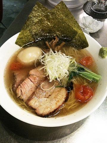 お昼は「東京駅ラーメンストリート」へ、「ほん田」の「特製 鶏と魚介の豊潤塩ラーメン」。こってり系の「六厘舎」や「ジャンクガレッジ」は年齢的にもう無理らしい。