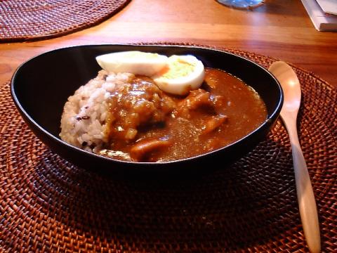 大晦日の昨日もお寿司や年越し蕎麦の炭水化物をいただきましたが、今日もさすがにお正月なので、昼くらいはと炭水化物をいただきました。どうしても好きなラーメンになりがちですが、今日はカレーを。