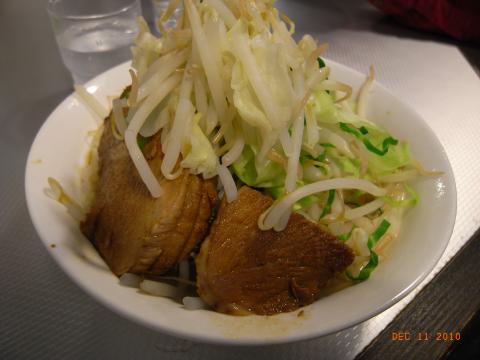 女房の野菜ちょい増し。ちょい増しなのにタワーのように盛り上がってる。手前のチャーシューもホロホロと柔らかい。