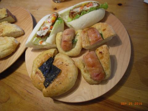 近所のパン屋さんの調理パンだが、文句無くおいしい。たらふく食べたので走る決心が付いた。