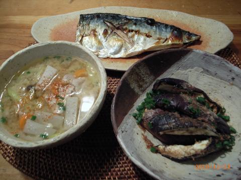鯖の塩焼き、焼きナス、豚汁。サバが大きく、油が乗っていてとてもおいしかった。でも、早くラーメン食べられるようになりたい。