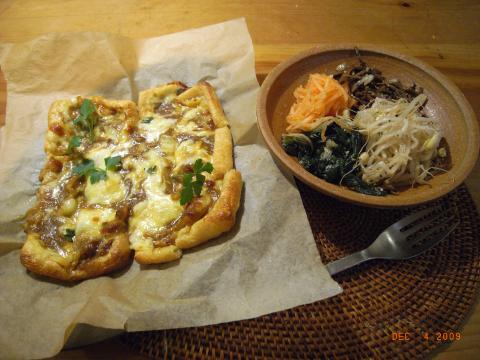 本日の夕食。低炭水化物食、メインは揚げを生地にしたカレー味のピザ。