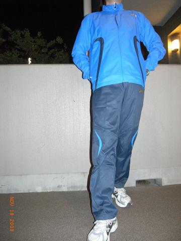 アシックスの「2009年東京マラソンバージョン」の上下です。上野のアウトレットで3分の1の値段、5000円で売っていたので買いました。さすがにランニング専用、細身です。本来Mサイズですが下に着込むことも想定しLを買って本日下ろしました。ランニング専用とあってなんらストレス無く快適に走れました。