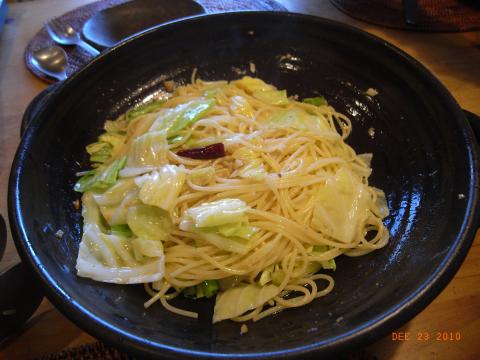 休日の特別パスタ2品。1品目はキャベツとアンチョビ、唐辛子、ニンニク。
たまりませんが食べる量は自重。