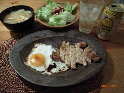 低炭水化物食夕食。豚肉で昼とダブっちゃったが、食べられる食材が限られるため、これはしょうがない。女房に申し訳ない。おいしく食す。
