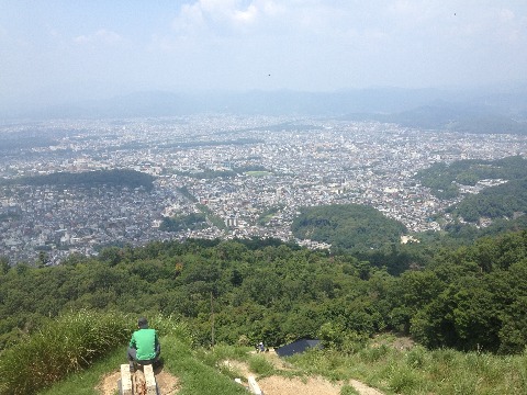 大文字山の火床、こうして人物を入れるといかに急斜面かがわかる。