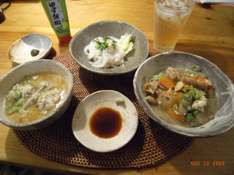 本日の低炭水化物夕食。左から鰯の団子汁。中央はイカそうめん。右はモツの煮込み。