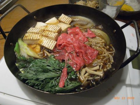 夕食は久しぶりのすき焼き。タレは砂糖の入っていない甘味料を使用。完璧な低炭水化物食。