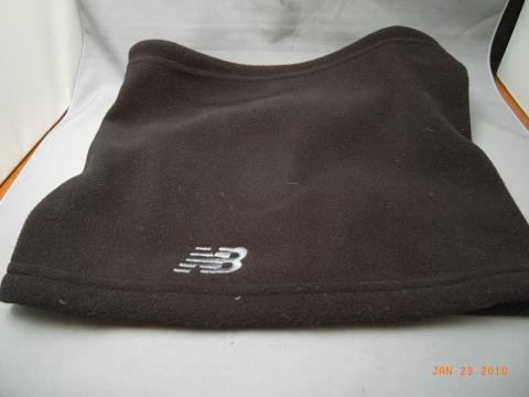 シンプルなネックウォーマー。軽いです。
