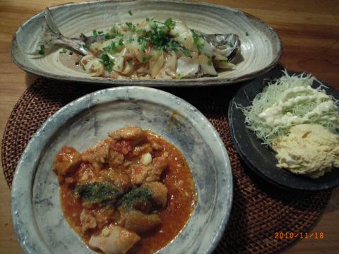 低炭水化物な夕食シリーズ。今日はアジと長ネギの酒蒸し、と鶏肉とトマトの煮込みにチーズをかけたもの。ボジョレーヌーボーと一緒にいただきました。