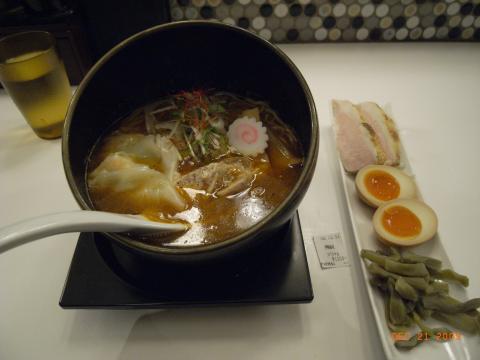 東京駅のラーメン激戦区。海老ラーメン。伊勢海老ラーメンスペシャル1200円。器はご覧のとおり超おしゃれ。別皿のトッピングはみな冷えているがスープが熱いので後乗せでも大丈夫でした。右の後乗せチャーシューは本当においしかったけど値段相応かな。