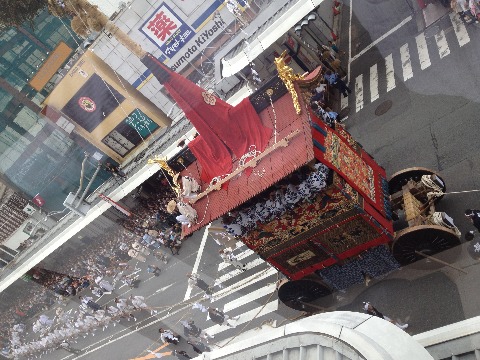 今日は祇園祭のハイライト、山鉾巡行。 外出もできないので、オフィスからしばし眺める。
