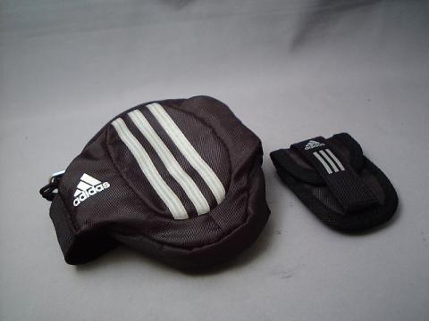 なんとなく買ってしまう小物。左はアームポーチ、右はシューズのレースに取り付けるキーケース。ポッケのないショーツをはいた時のために購入したが、どちらも小さくてどッかにいっちゃいそう。