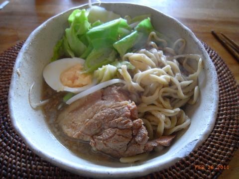今日の昼は二郎系を作ってもらいましたが、昨日の反省を生かし、麺は半分に。