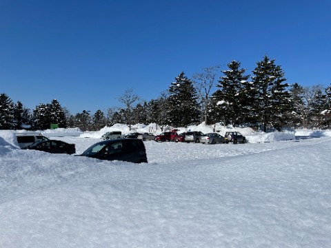 百年記念塔案内所前の駐車場のみ駐車可。