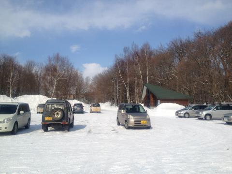 野幌森林公園大沢口駐車場です。結構駐車場に止まっている車多いです。