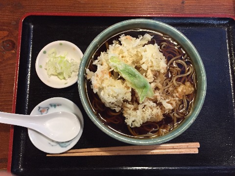 野菜のかき揚げそば。￥880-　今年は４月1日から開店だったそうです。