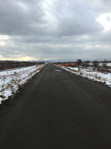 厚別川堰堤は日当たりがいいせいか雪はほとんどなし。