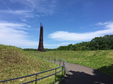 野幌森林公園1周後の百年記念塔。青空が広がっていました。