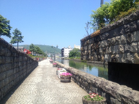 おたる運河沿いの石畳の道。走るのはこの左手上の道です。